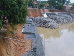 Diduga Turap Penahanan Tebing Bunga-Bunga Pantai di Desa Embacang Gedang Tidak Sesuai Prosedur