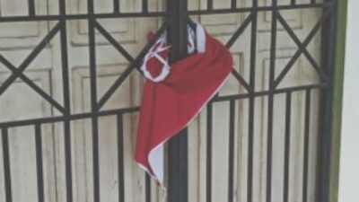 Bendera Merah Putih Diduga Diikat ke Pintu Kantor Camat Betara