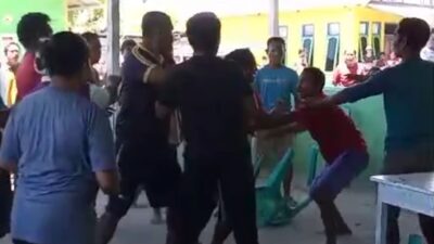 Oknum Kepala Desa Di Keroyok Warga