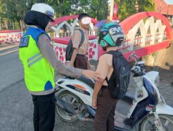 Personel Satlantas Polres Takalar Berikan Teguran Humanis kepada Pelajar yang Tidak Menggunakan Helm