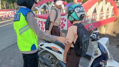 Personel Satlantas Polres Takalar Berikan Teguran Humanis kepada Pelajar yang Tidak Menggunakan Helm