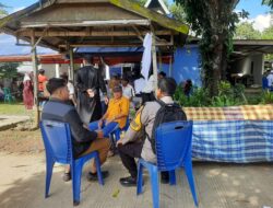 Wujud Kepedulian, Bhabinkamtibmas Melayat Kerumah Salah Satu Warga Binaan yang Meninggal Dunia