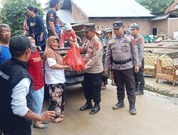 Peduli Korban Banjir di Luwu, Polri Distribusi Bantuan Logistik dan Buat Dapur Umum