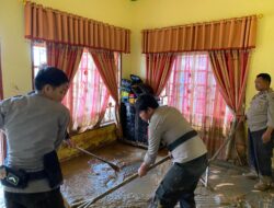 Polisi Bantu Bersihkan Rumah Warga Terdampak Banjir di Luwu, Tak Ketinggalan, Bhayangkari Juga Bagi Bantuan