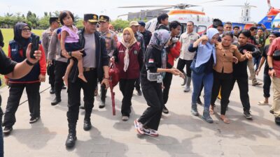 Saat Salurkan Bantuan Via Udara di Luwu, Kapolda Sulsel Berhasil Evakuasi Ibu Hamil 9 Bulan