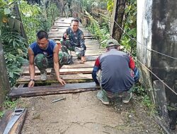 Prajurit Kodim 0416/Bute Melaksanakan Gotong Royong Merehabilitasi Jembatan Gantung Desa Timbolasi