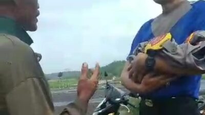 Menyentuh, Aipda Hendra Lepas Seragam Demi Evakuasi Jasad Bayi Dibuang
