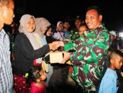 Kodim 0301/PBR Melalui Danramil 07/Tenayan Raya Kapten Inf Hendri Dependi Bagikan Cendera Mata di Acara Malam Seni Budaya Kampung Pancasila