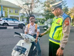 Demi Keselamatan, Polantas Takalar Tegur Pelajar Tak Kenakan Helm Saat Berkendara