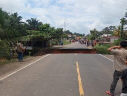 Jalan Lintas Sumatera Jambi Padang Putus Total