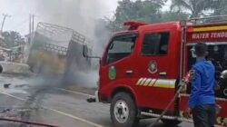 Diduga Truk Bermuatan Sembako Yang Menabrak Sepeda Motor Terbakar Karena Korsleting Listrik