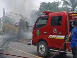 Diduga Truk Bermuatan Sembako Yang Menabrak Sepeda Motor Terbakar Karena Korsleting Listrik