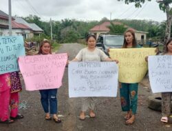 Hari Keempat Jalan Provinsi Diblokir Warga Peninjau